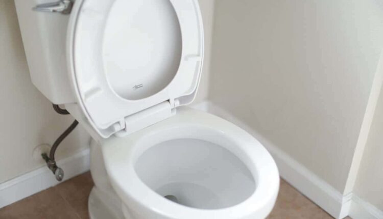 Como economizar na conta de água só usando uma garrafa na descarga
