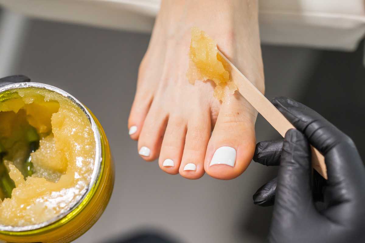 Como fazer hidratação de pés com mel e açúcar