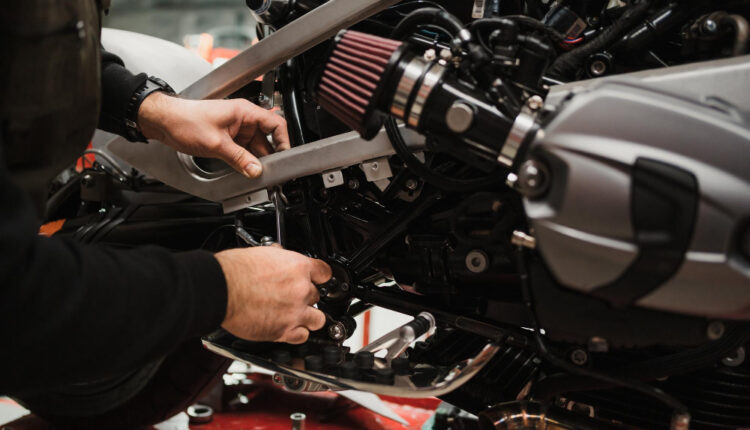 Como fazer manutenção básica na motocicleta em casa