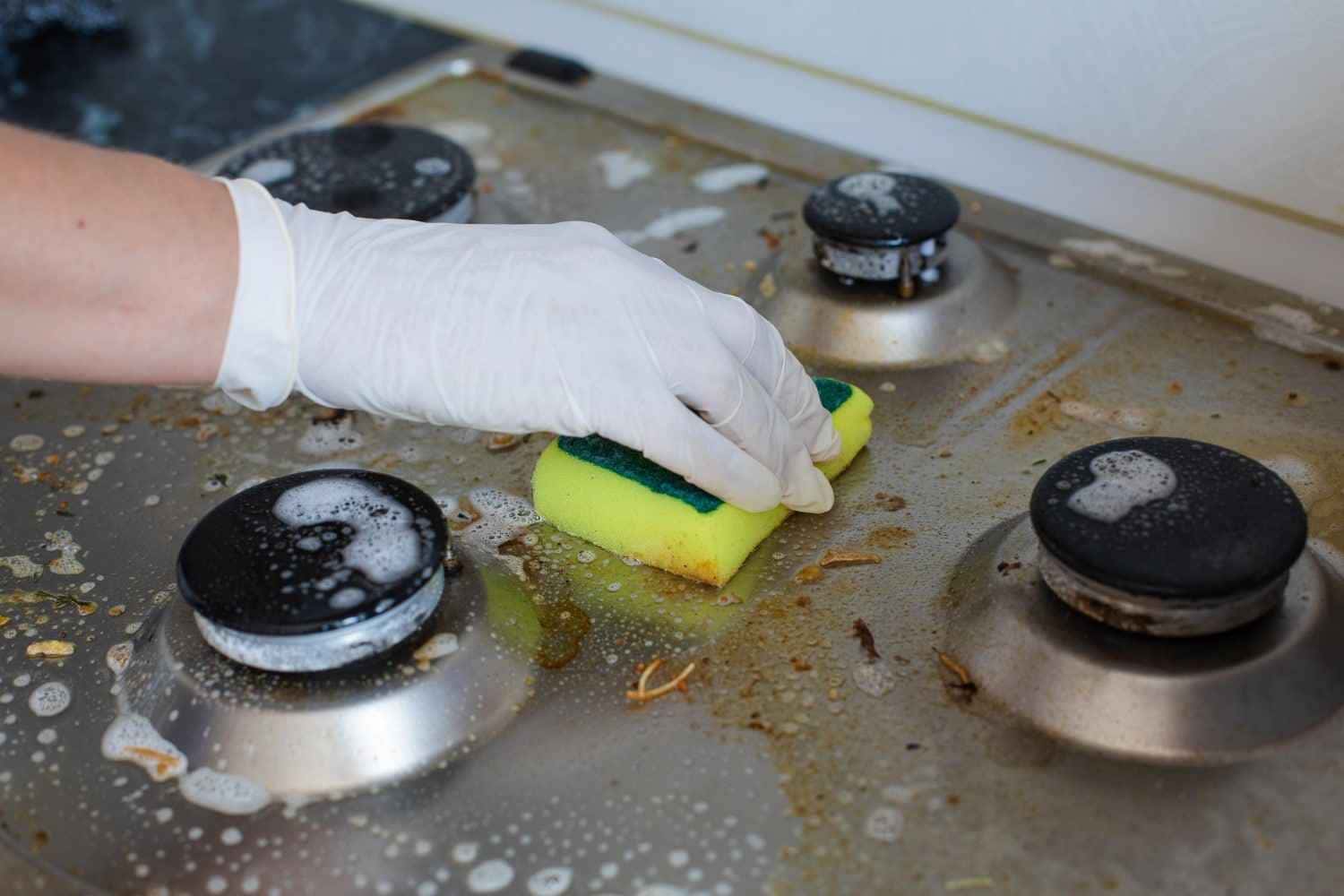 Como limpar o fogão e acabar de vez com a gordura grudada