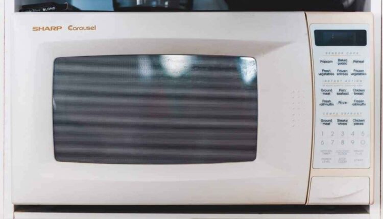 Como limpar o micro-ondas rapidinho só com meio limão