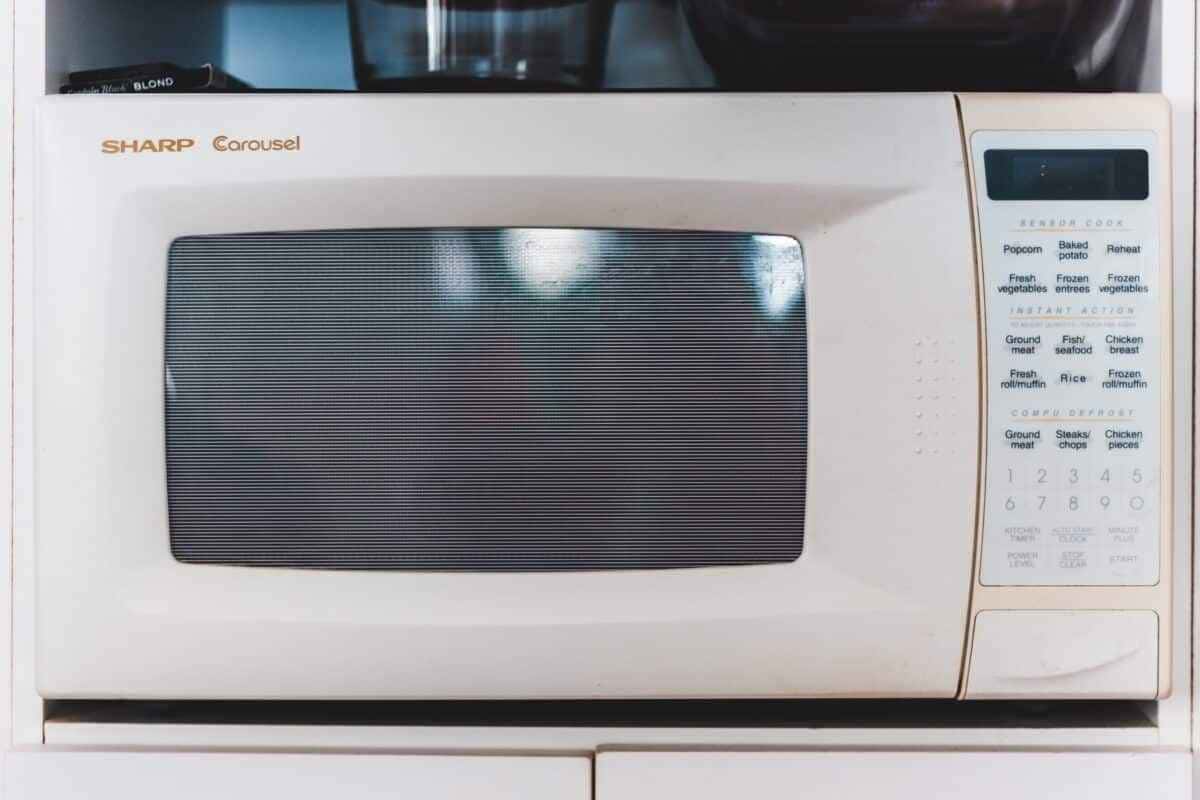 Como limpar o micro-ondas rapidinho só com meio limão