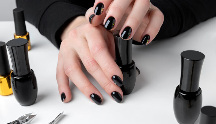 Como tirar esmalte escuro sem manchar a cutícula