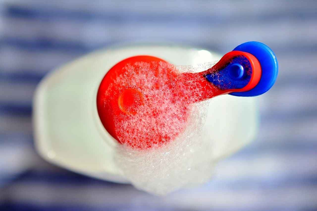 Detergente caseiro fácil que realmente deixa a louça limpinha
