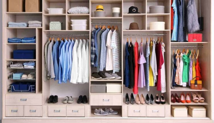 Jeitos simples e diferentes de organizar suas roupas sem drama