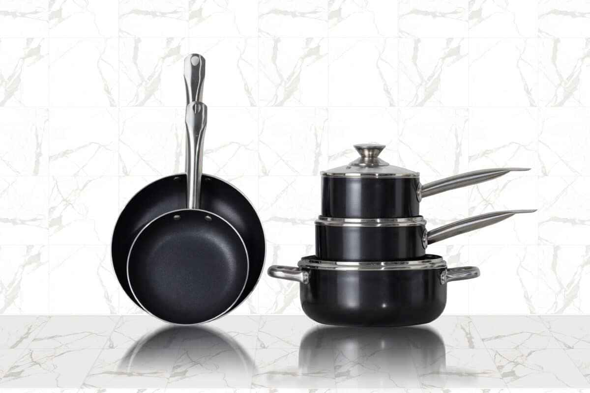 O que descobri sobre guardar frigideiras mudou minha cozinha